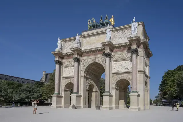 Arc du Carrousel restauré.jpg.